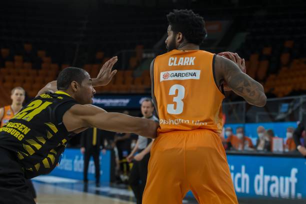 借一脚远射 借一脚远射